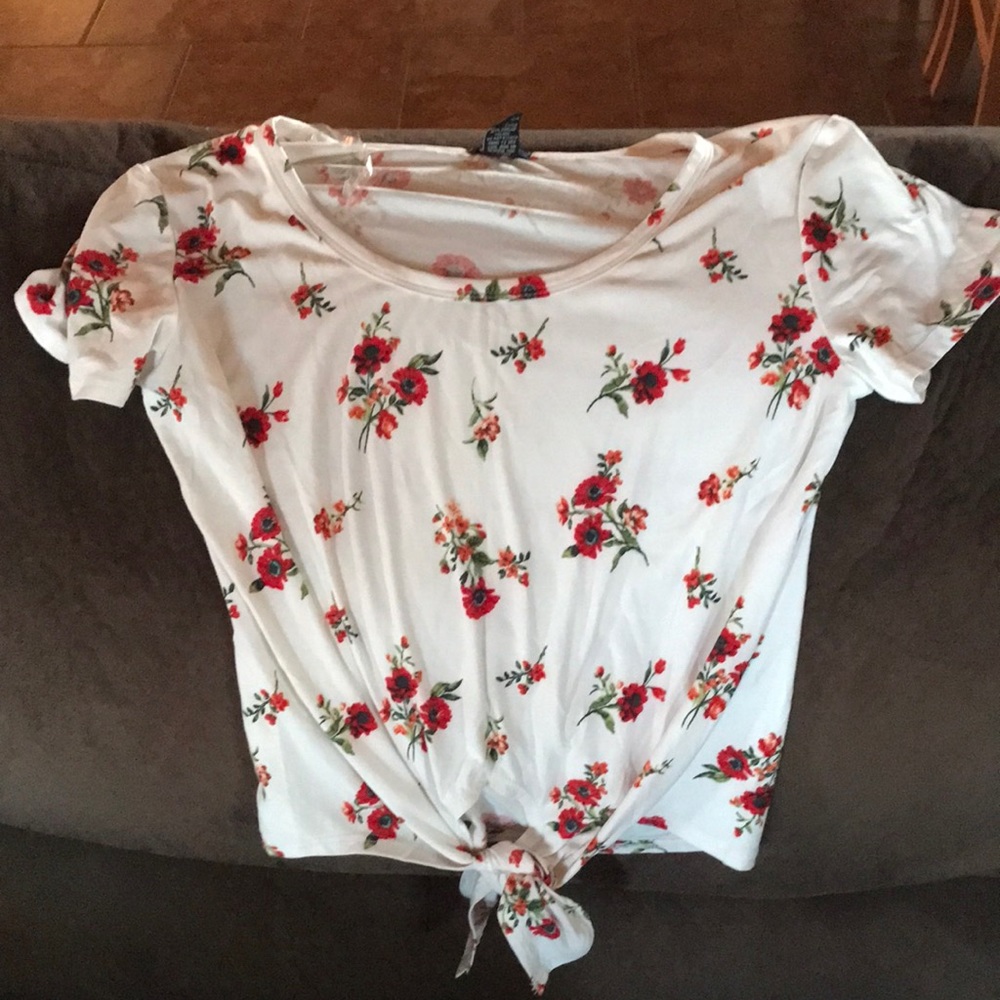 Floral white crop top with front tie T-shirt size medium rue 21